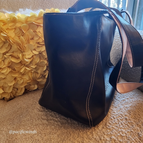 NWOT FAUX LEATHER BLACK & PINK MARY KAY FULL ZIPPER TOP BAG - Picture 10 of 10